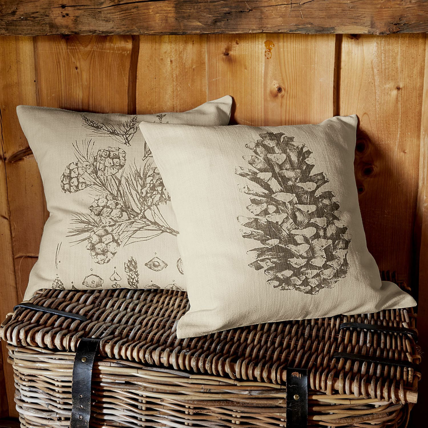 Kissenhülle 2er Set Pinus Beige Leinenkissen mit Zapfen- und Zweigmotiv auf geflochtenem Korb, natürliche Wohnaccessoires