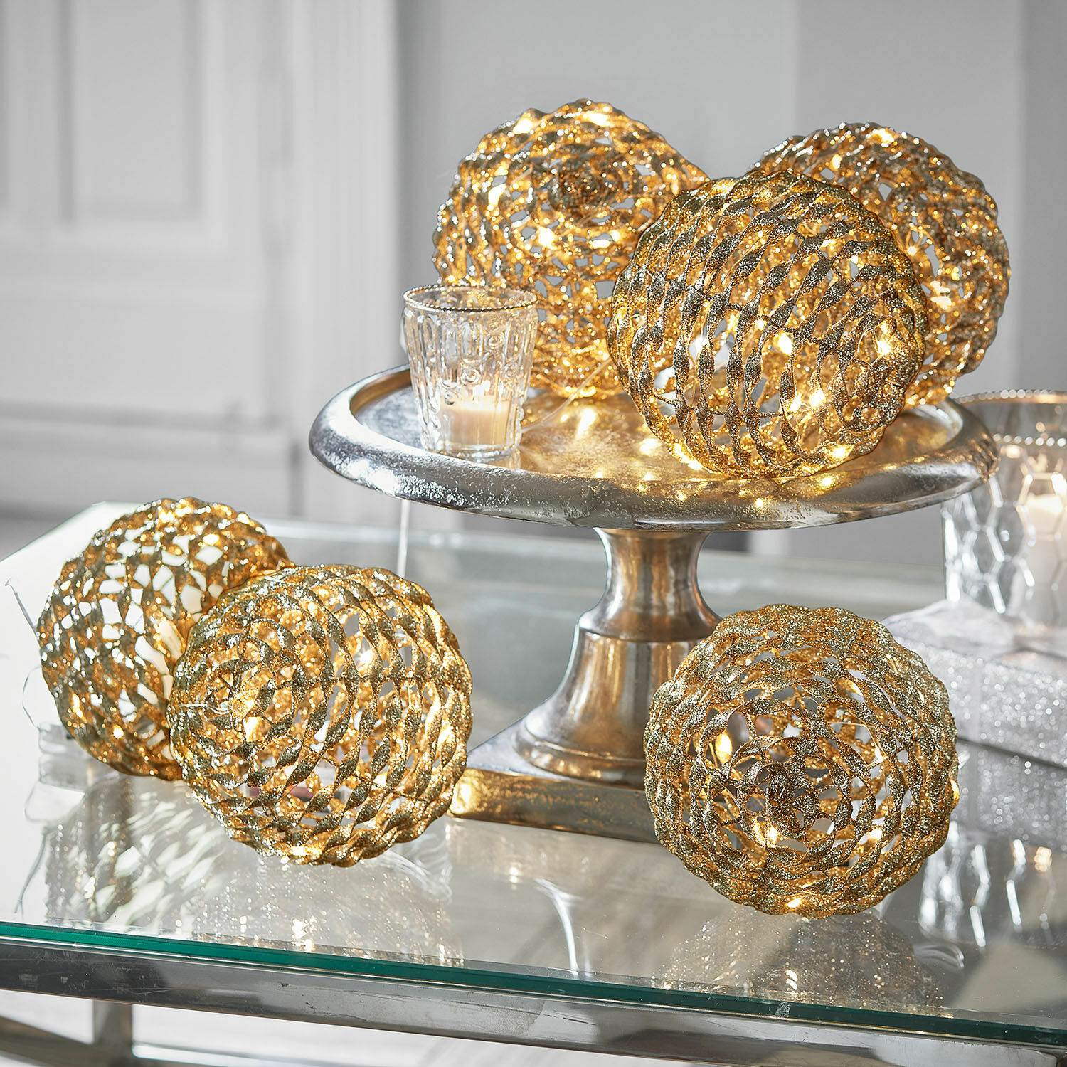 LED-Leuchtkugel 6er Set Serivane Goldene dekorative Lichterkugeln mit Glitzer auf silbernem Tablett, festliche Beleuchtung