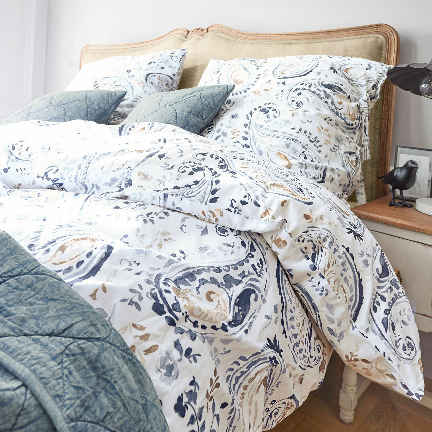Bettwäsche Le Perron Bettwäsche aus Baumwolle in Weiß mit blauem Paisley-Muster, blaue Kissen und Steppdecke