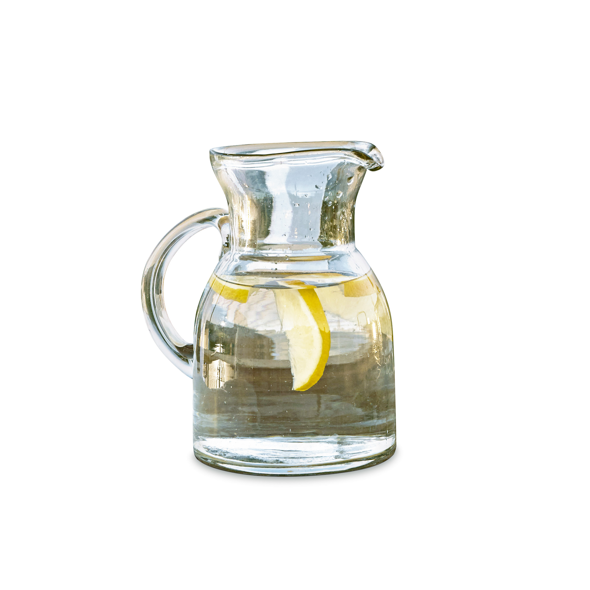 Glaskrug mit Henkel, gefüllt mit Wasser und Zitronenscheiben zum Servieren von Getränken