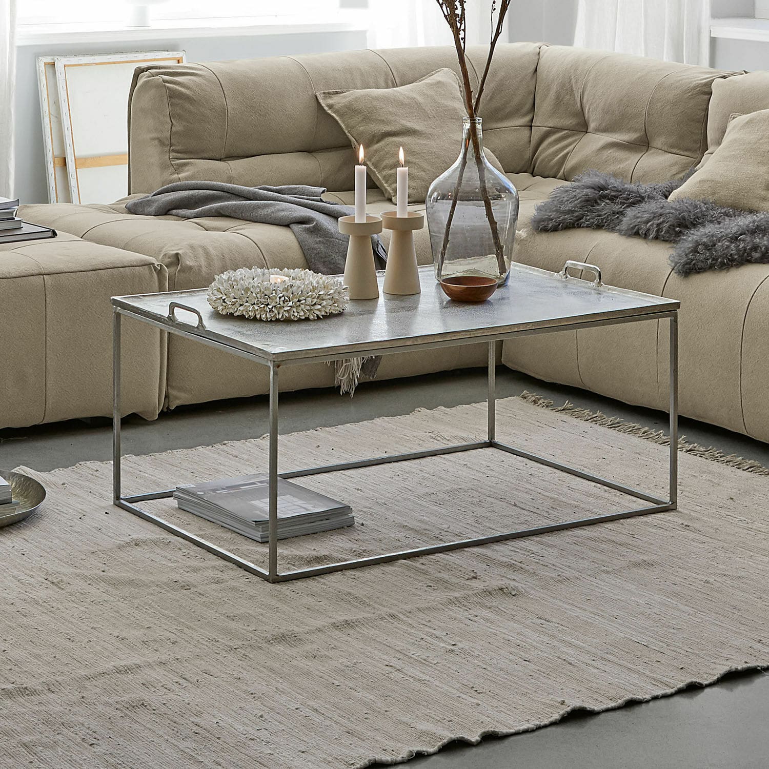 Couchtisch Bellingham Moderner Couchtisch mit Metallrahmen und silberner Tischplatte auf beigem Teppich im Wohnzimmer