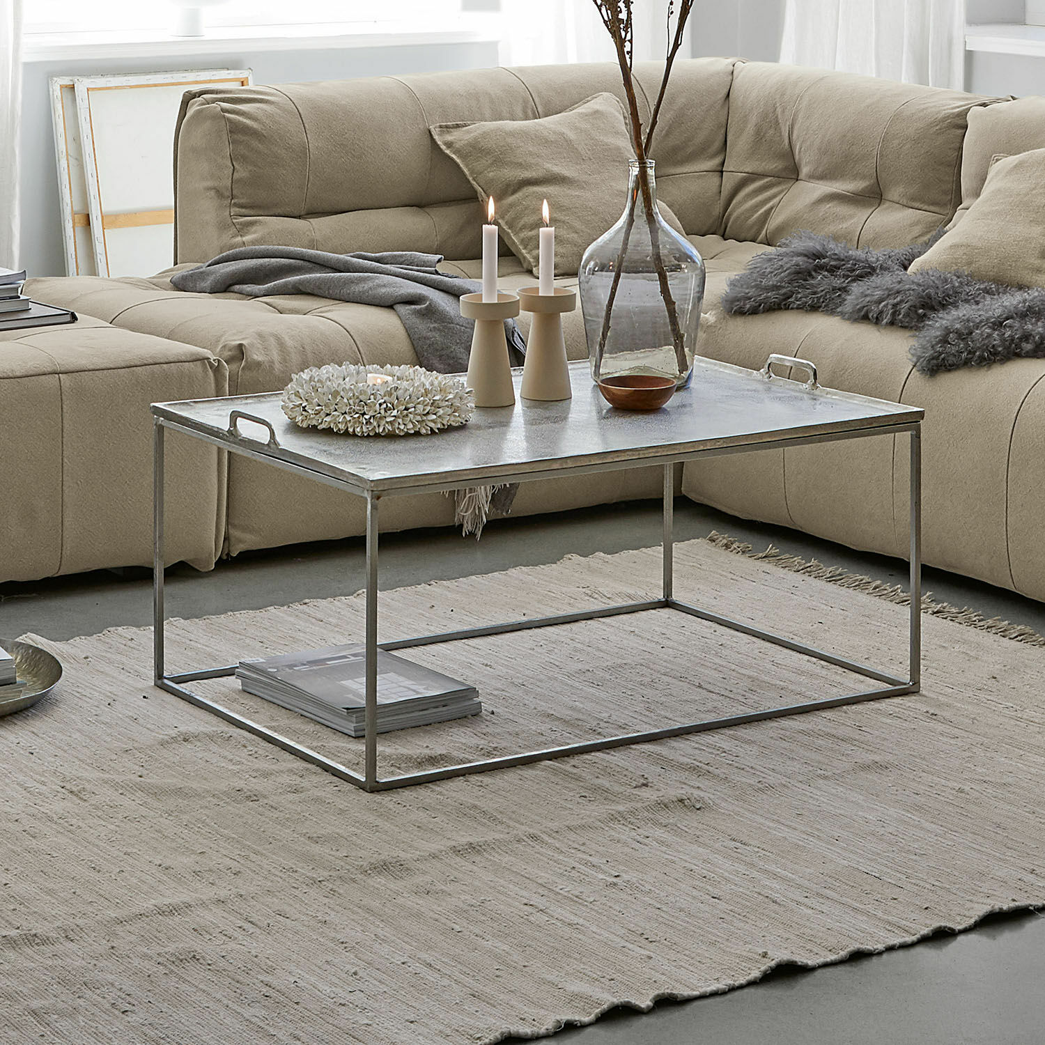 Couchtisch Bellingham Moderner Couchtisch mit Metallrahmen und silberner Tischplatte auf beigem Teppich im Wohnzimmer