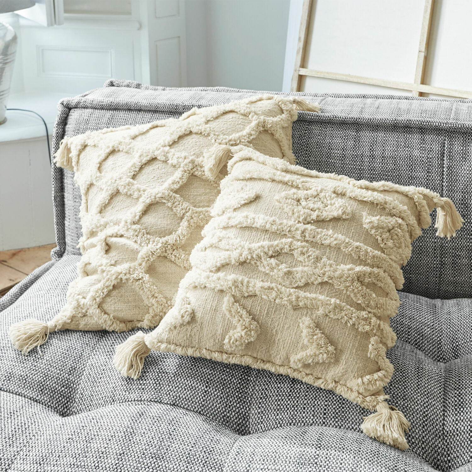Kissenhülle 2er Set Linares Beige Baumwoll-Kissen mit Fransen und strukturierten Mustern auf grauem Polstersofa für Wohnzimmer