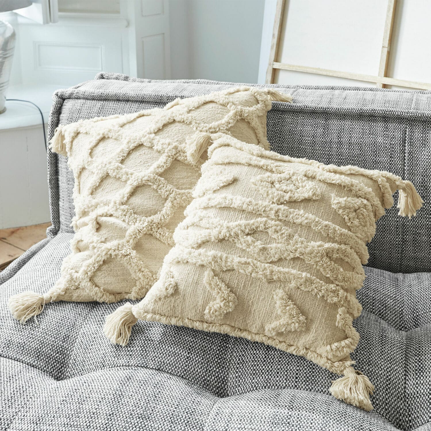 Kissenhülle 2er Set Linares Beige Baumwoll-Kissen mit Fransen und strukturierten Mustern auf grauem Polstersofa für Wohnzimmer
