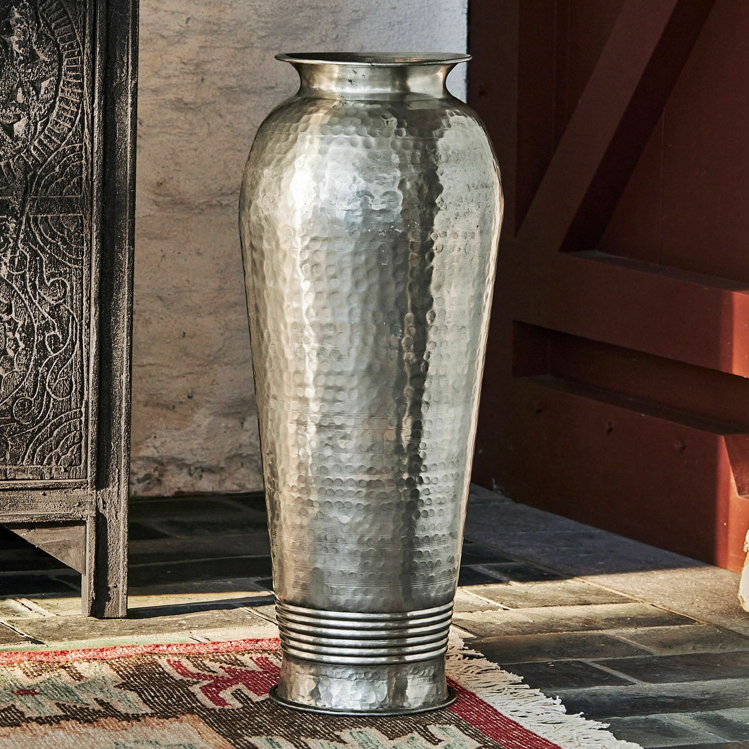 Schirmständer Saba Hohe, gehämmerte Metallvase in Silber für Wohnraumdekoration, dekorative Metallvase