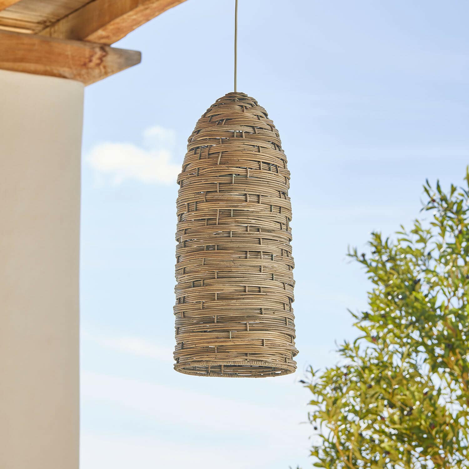 Lampenschirm Melari Hängelampe aus geflochtenem Rattan in Naturfarbe, ideal für Innen- und Außendekoration
