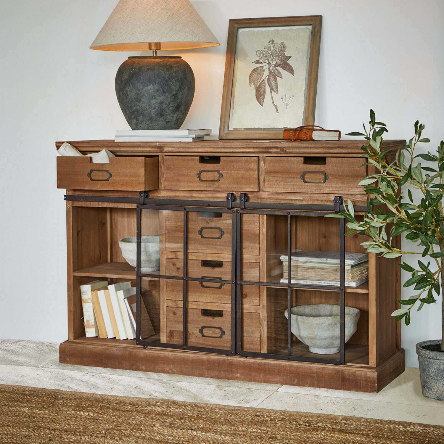 Sideboard Finegand Holzkommode mit Schubladen und Glastüren, dekoriert mit Lampe und Pflanze, rustikaler Stil