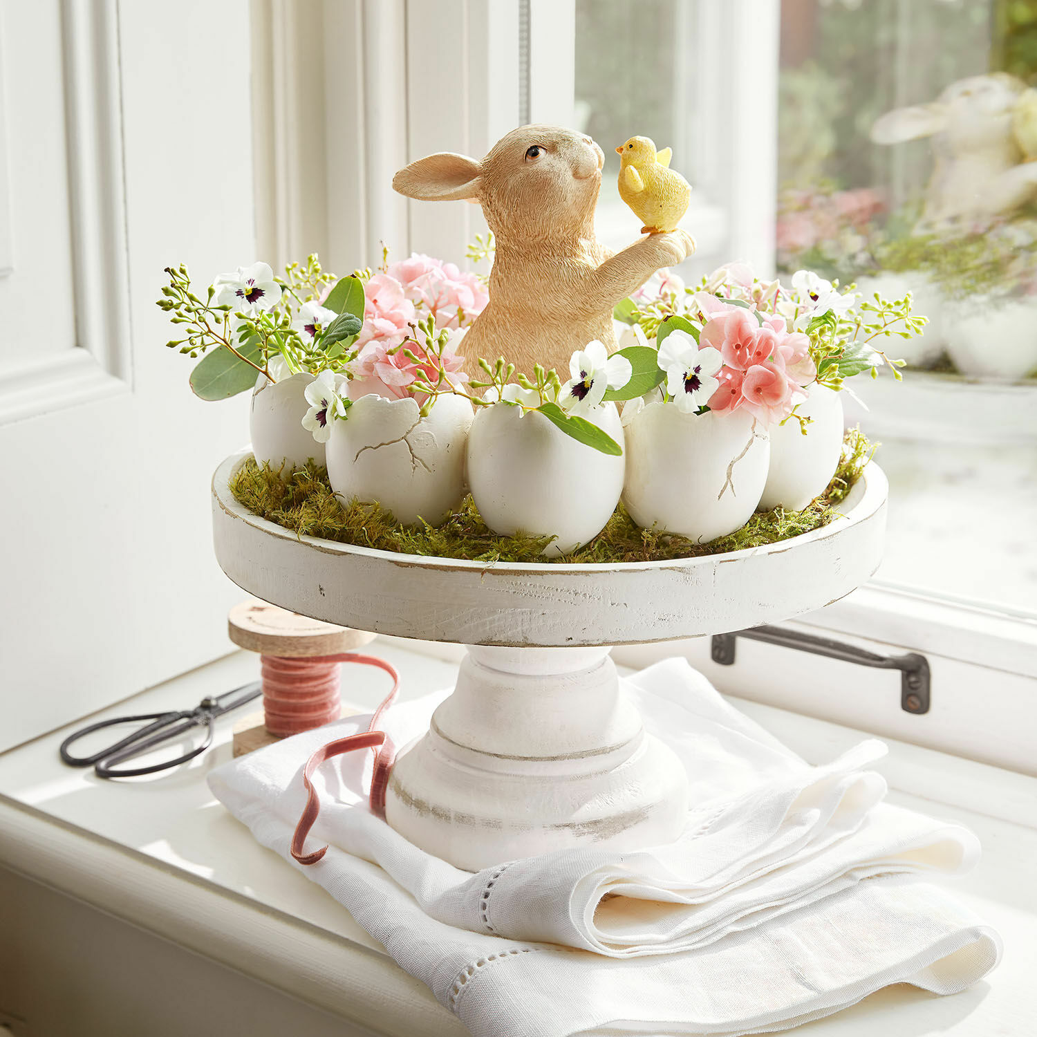 Etagere Loissard Osterdekoration mit Keramikhase und Blumen in weißen Eierschalen auf einem Holzständer