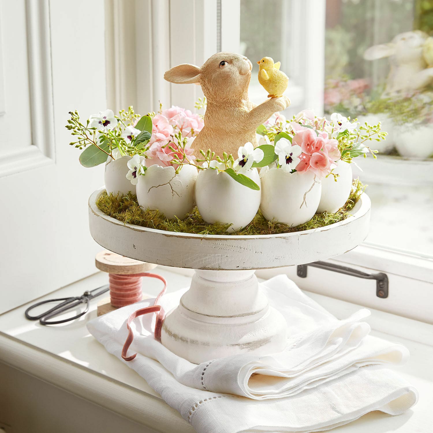 Etagere Loissard Osterdekoration mit Keramikhase und Blumen in weißen Eierschalen auf einem Holzständer