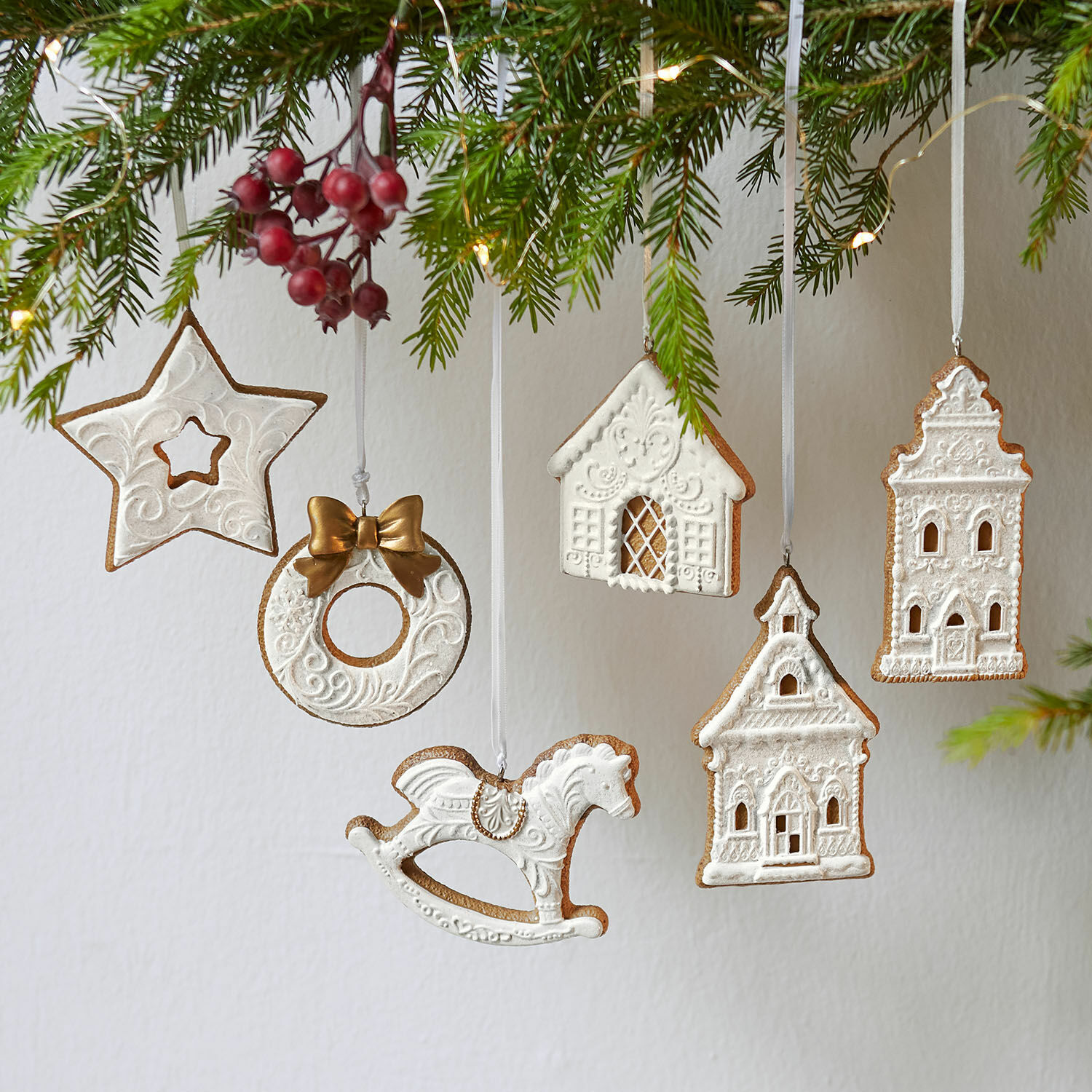 Anhänger 6er Set Roéline Set aus weißen Keramik-Weihnachtsanhängern in Stern-, Haus- und Schaukelpferdform zum Aufhängen