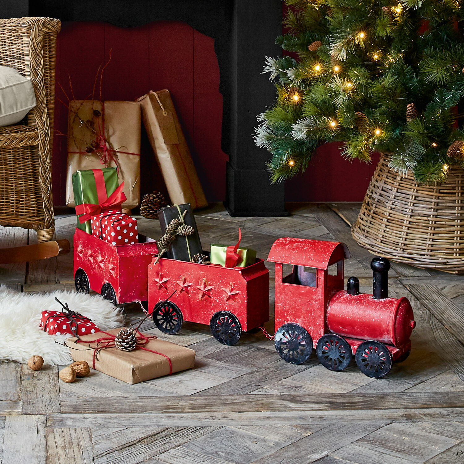 Deko-Zug Ayene Roter Metall-Dekozug mit Sternen und Geschenken, festliche Weihnachtsdekoration unter dem Baum
