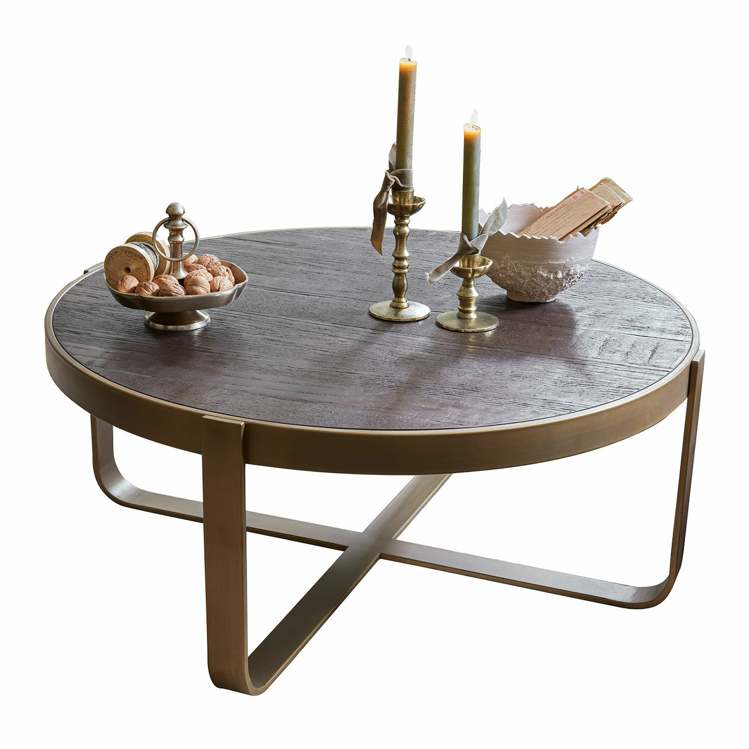 Couchtisch Cranthorpe Runder Couchtisch aus dunklem Holz mit messingfarbenem Metallgestell und Dekorationen darauf
