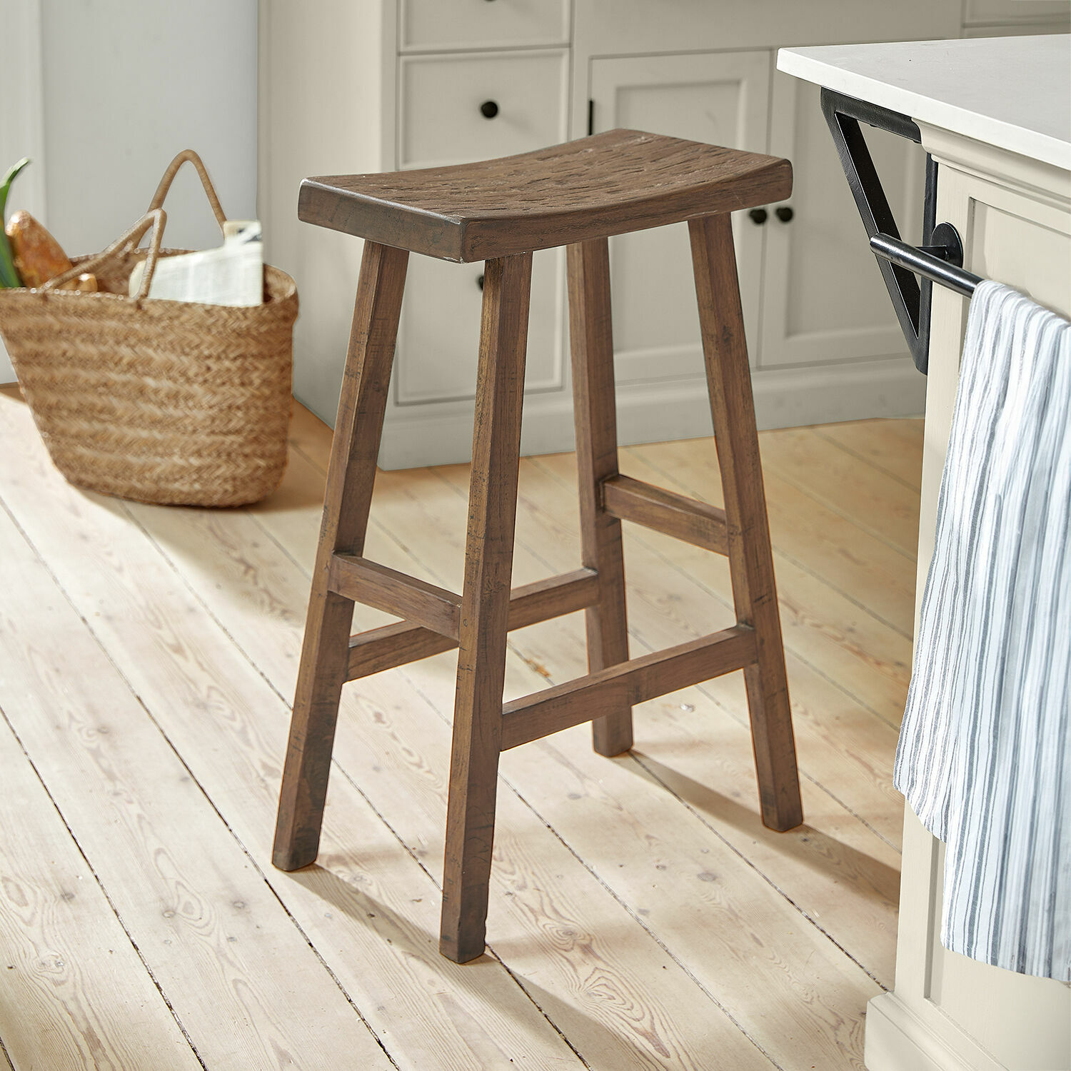 Hocker Nael Brauner Holz-Barhocker auf hellem Holzboden in moderner Küche