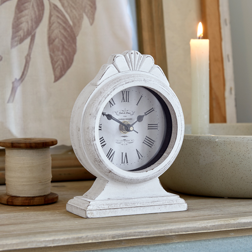 Weißer Vintage-Holz-Tischuhr mit römischen Ziffern, Wohnaccessoire und Wanduhr