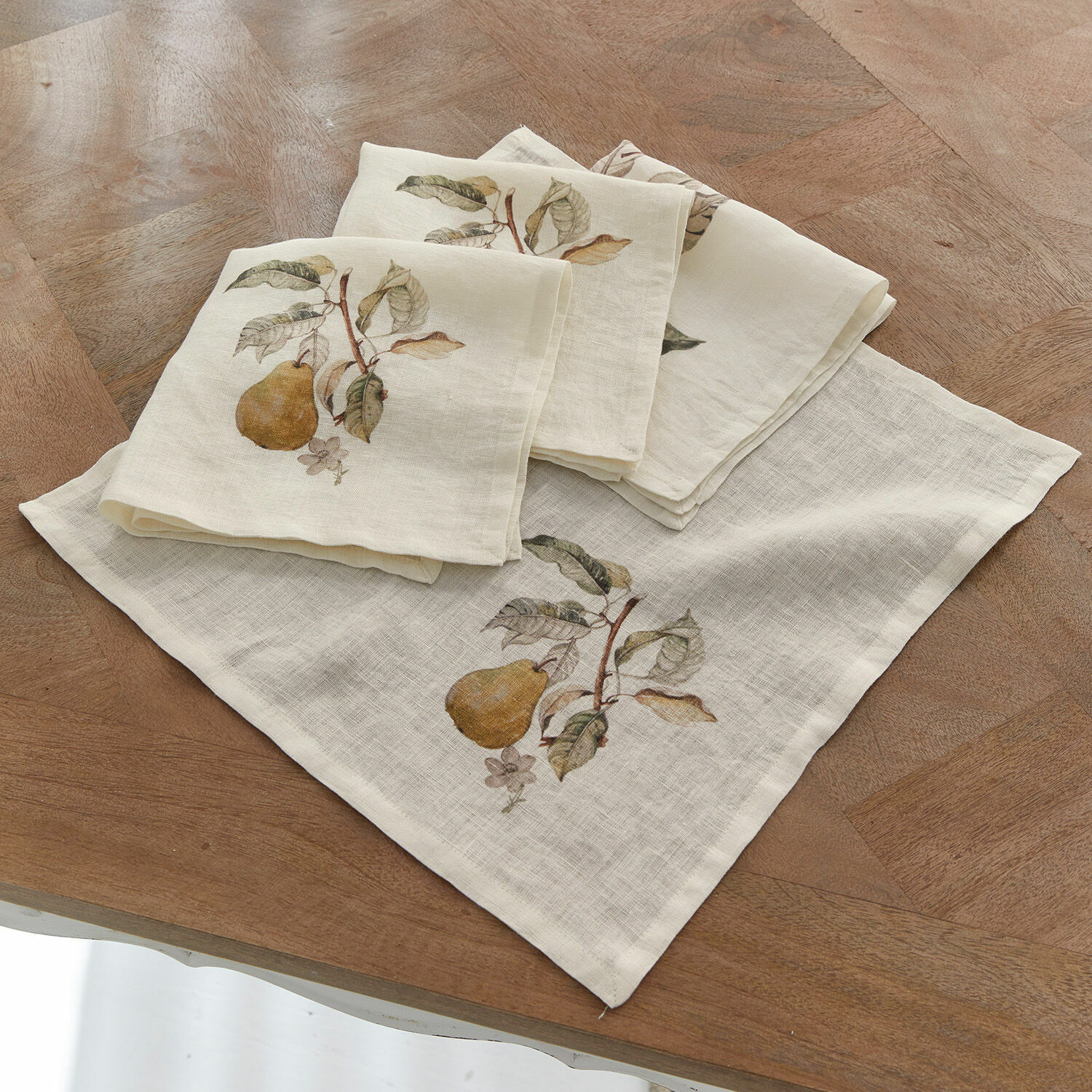 Serviette 4er Set Tupisa Leinen-Servietten in Creme mit Birnen- und Blattmotiv auf Holztisch, Tischdekoration