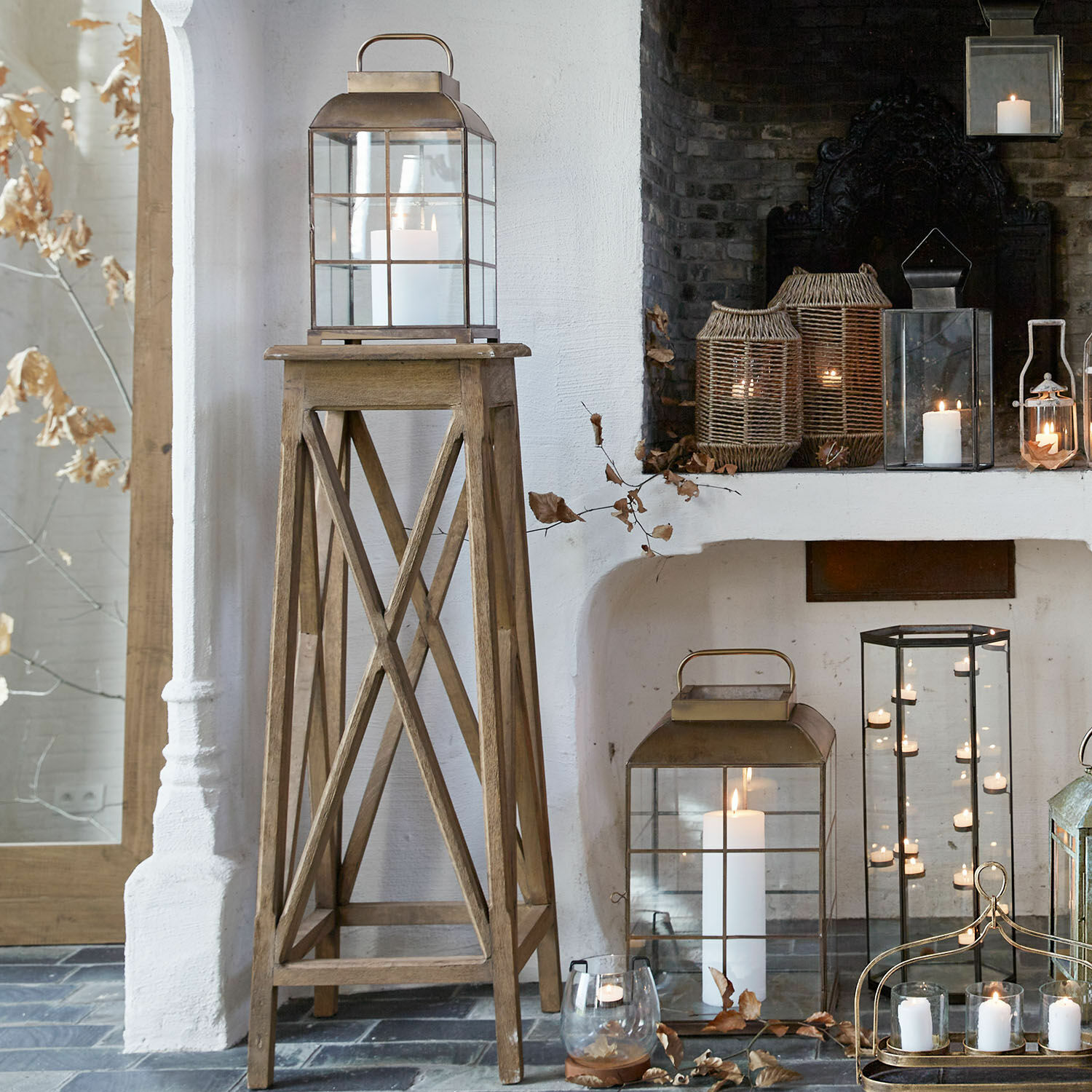 Laterne 2er Set Flavin Holzständer mit vintage Metalllaterne und weißer Kerze, Innenraumdekoration mit Laternen und Kerzen