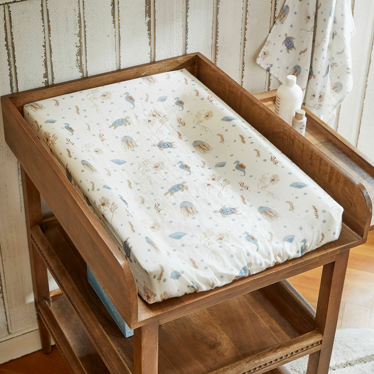 Wickelauflagenbezug Tinkertop Holz-Wickeltisch mit Matratze in weiß mit blauen und beigen Meeresmotiven, praktisches Baby-Möbel
