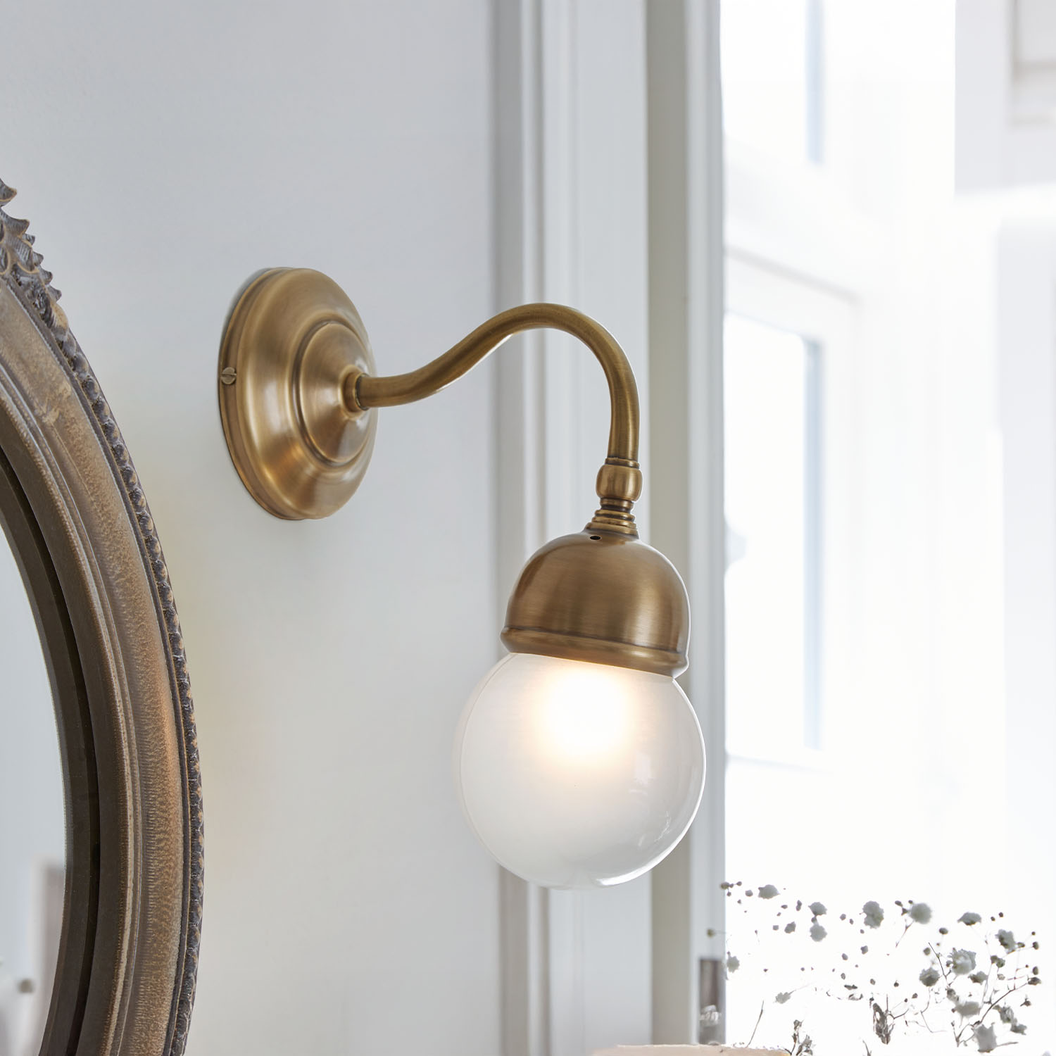 Wandleuchte aus Messing mit mattiertem Glas, klassisches Licht für Wohnzimmer oder Badezimmer
