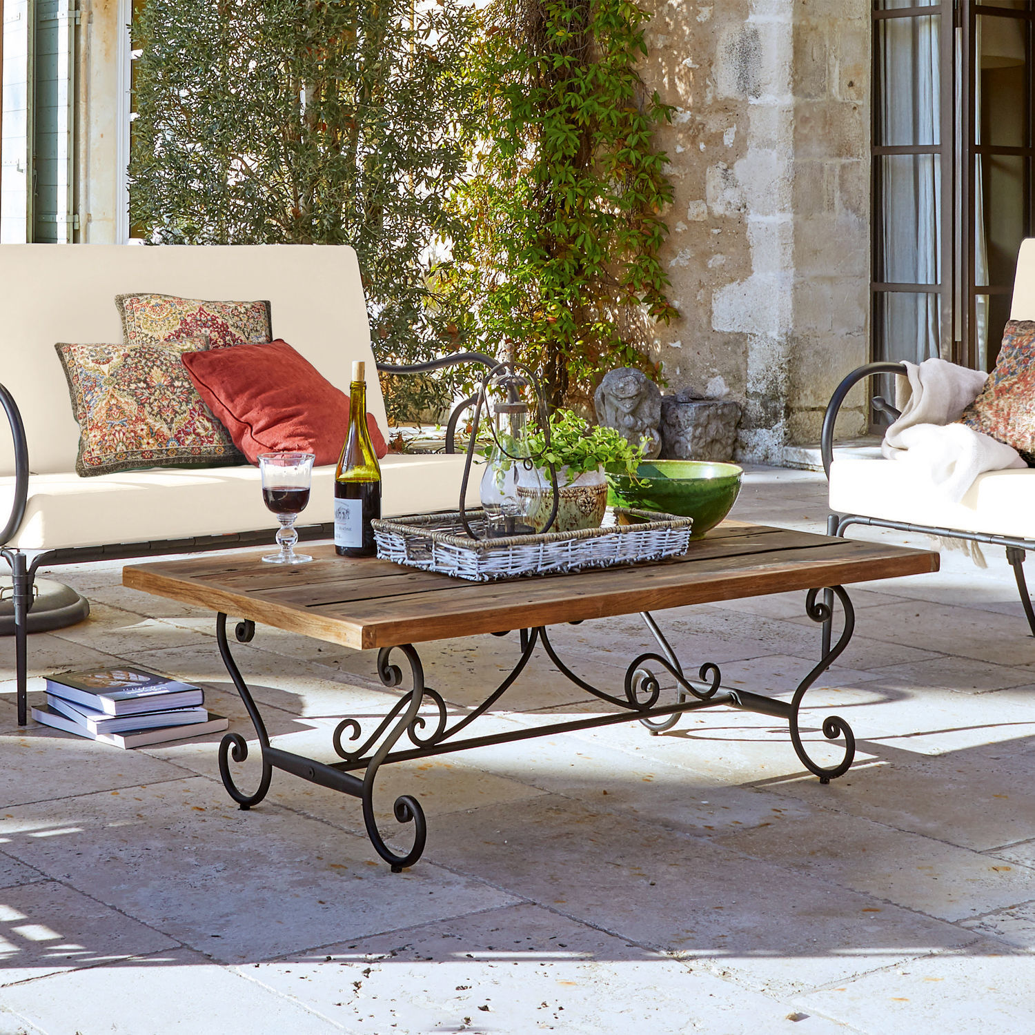 Tisch Fontaneda Couchtisch mit Holzplatte und geschwungenem Metallgestell im Vintage-Stil auf Terrasse