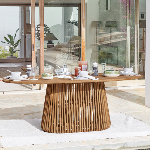 Ovaler Teakholztisch auf Terrasse mit Geschirr und Dekoration, Gartenmöbel