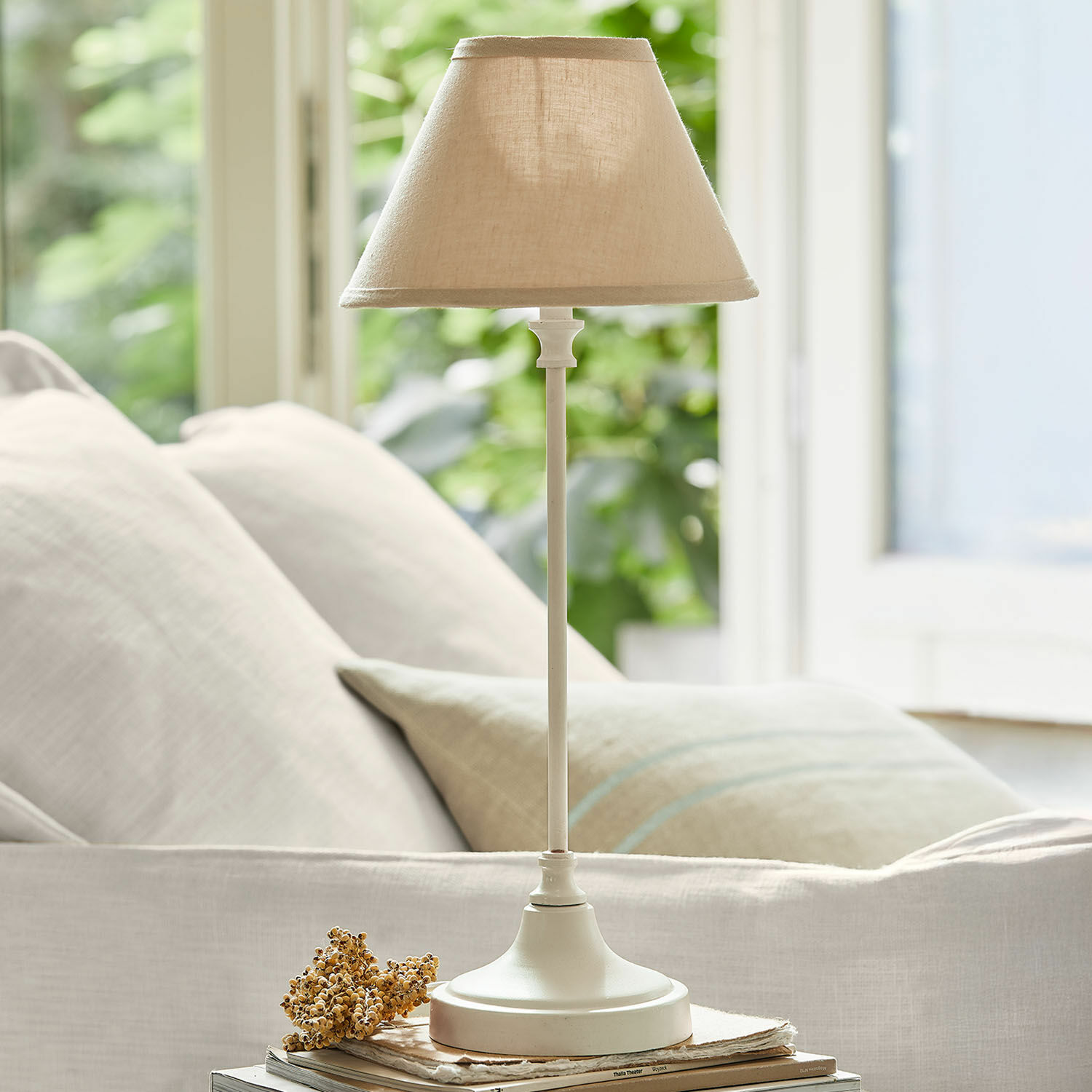 Tischlampe Swindon Beige Tischlampe mit Stoffschirm und Metallfuß für gemütliches Wohnzimmer