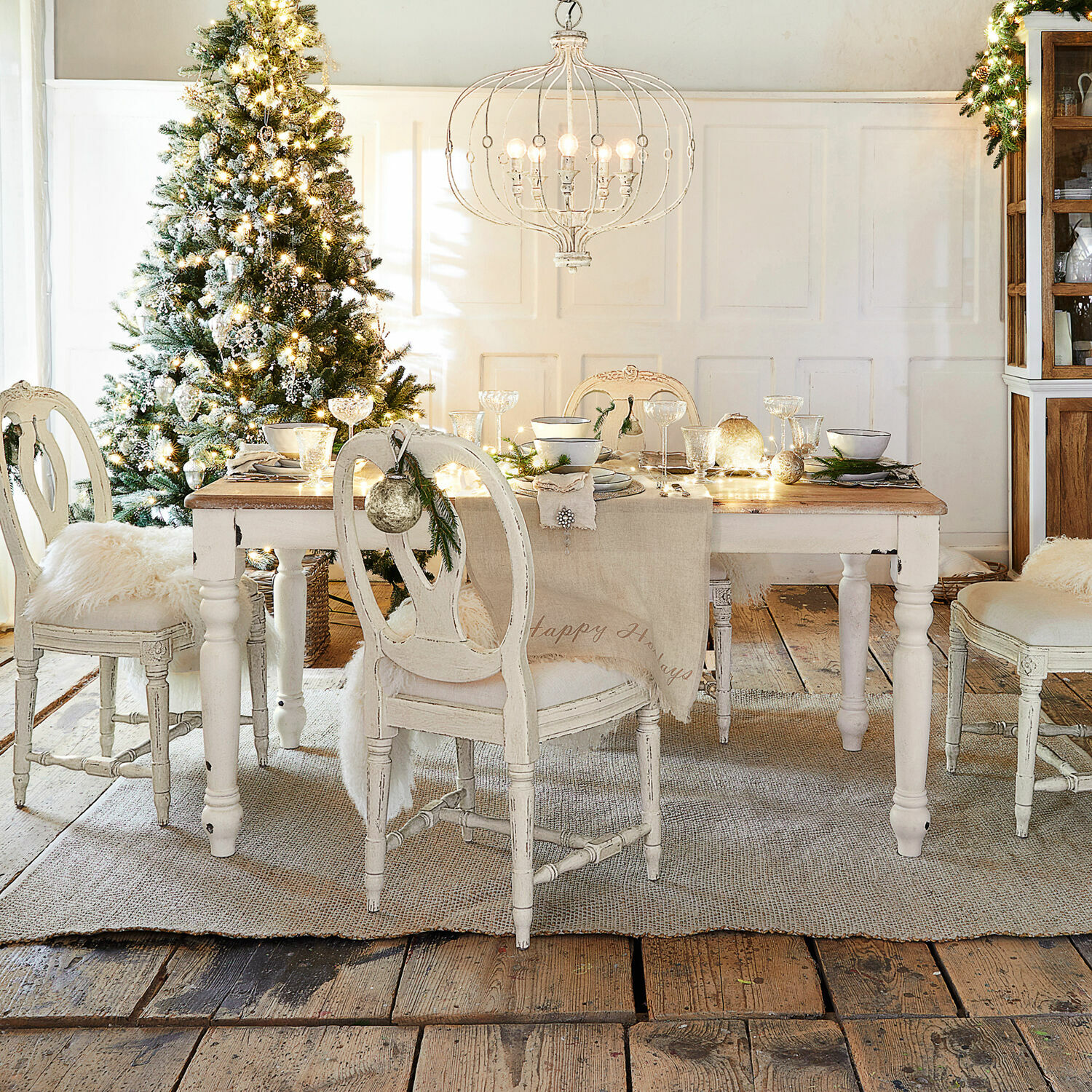 Tisch Mont Lisan Esszimmer mit weißem Holztisch und Stühlen, festlich dekoriert mit Weihnachtsbaum und Lampe