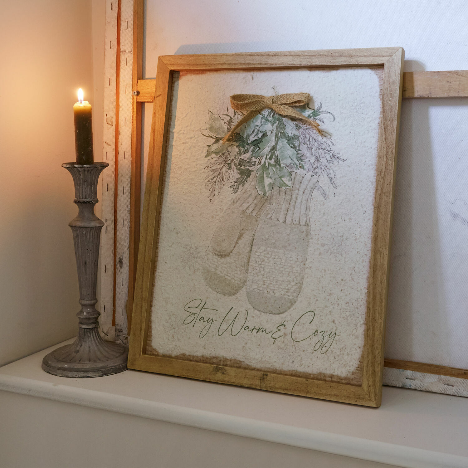 Holzgerahmtes Bild mit gestrickten Handschuhen und grünen Blättern, Schriftzug Stay Warm & Cozy