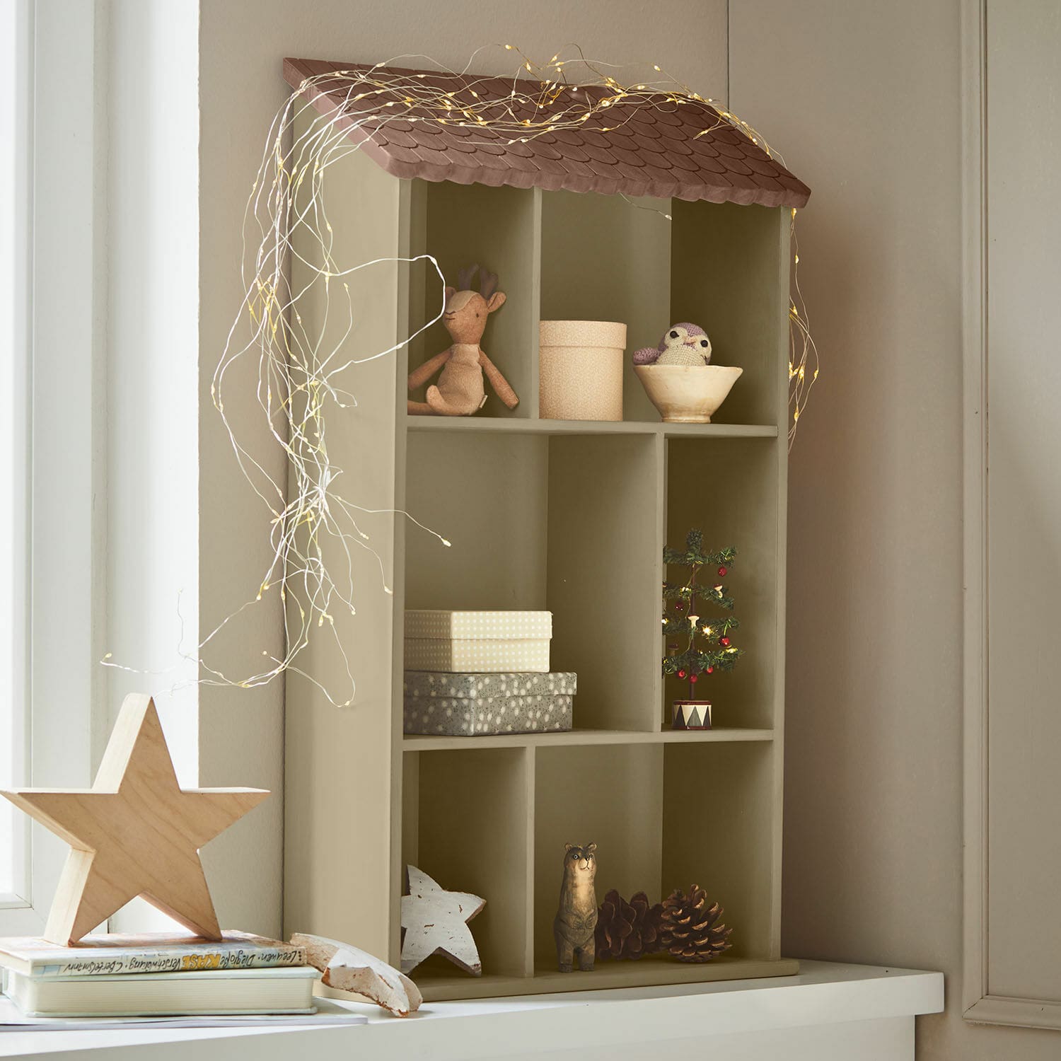 Wandregal Zerith Olivefarbiges Holzregal in Hausform mit Weihnachtsdeko und LED-Lichterkette für gemütliche Stimmung