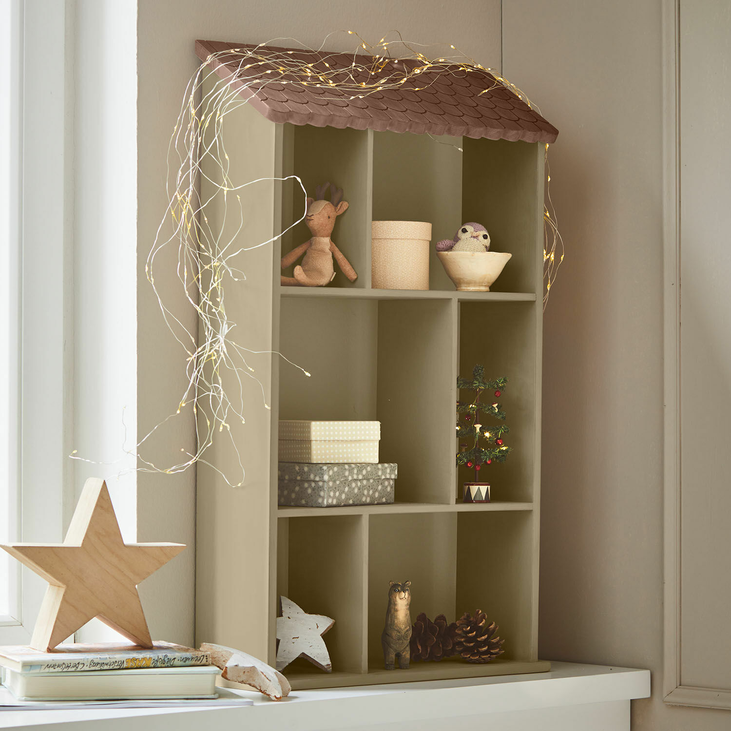 Wandregal Zerith Olivefarbiges Holzregal in Hausform mit Weihnachtsdeko und LED-Lichterkette für gemütliche Stimmung