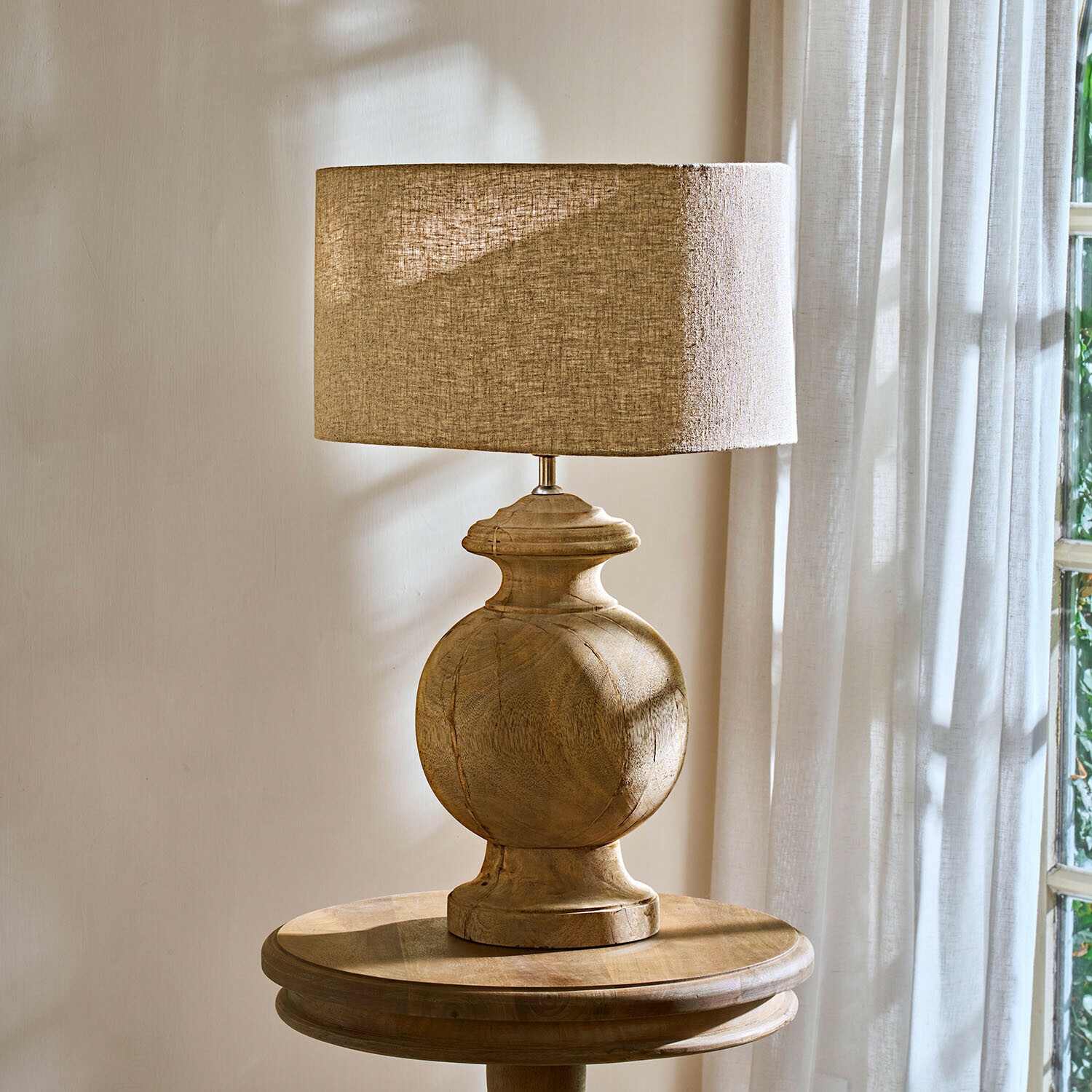 Tischlampe mit Holzfuß und beigem Stoffschirm, natürliche Materialien für Wohnraumdekoration