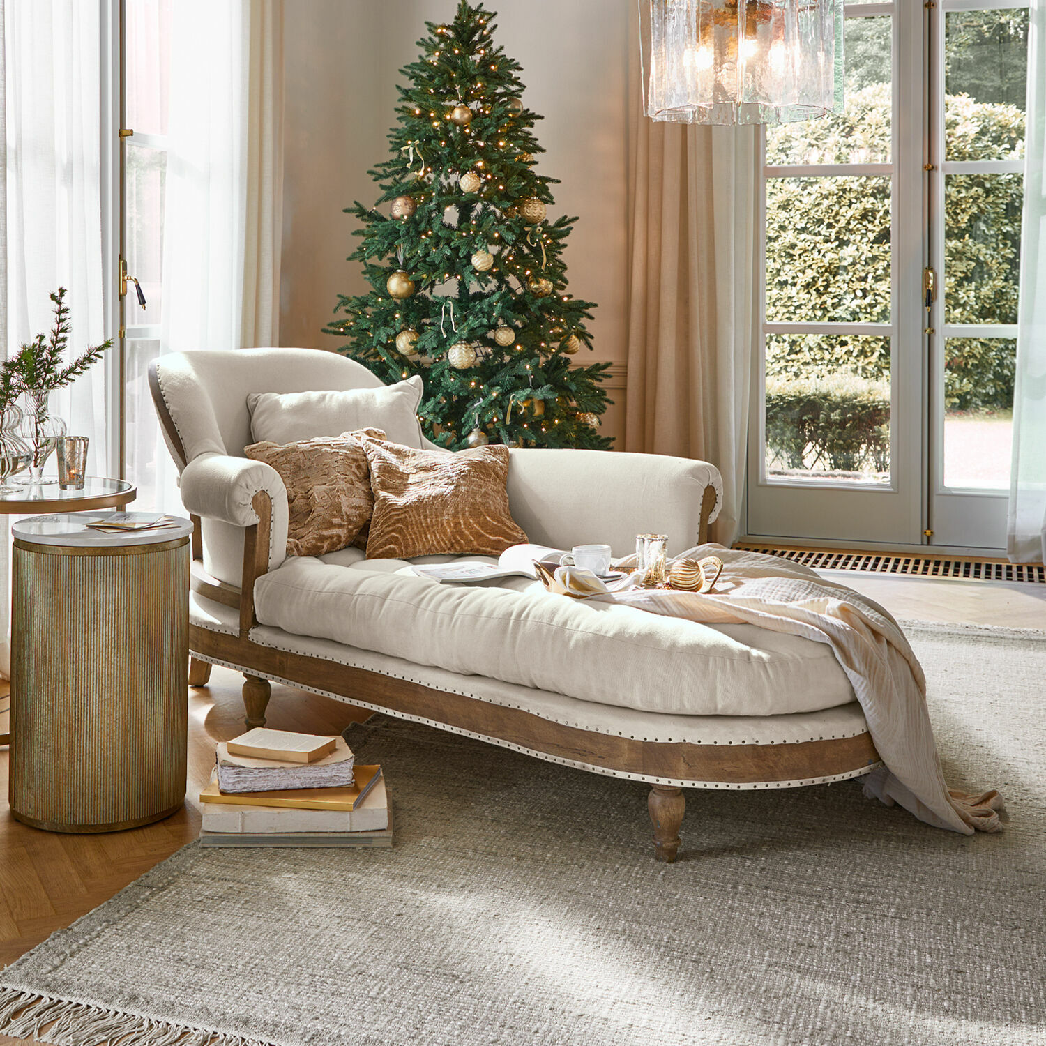 Chaiselongue Queyranne Beige Chaiselongue mit Holzrahmen und weichen Kissen in gemütlichem Wohnzimmer mit Weihnachtsbaum