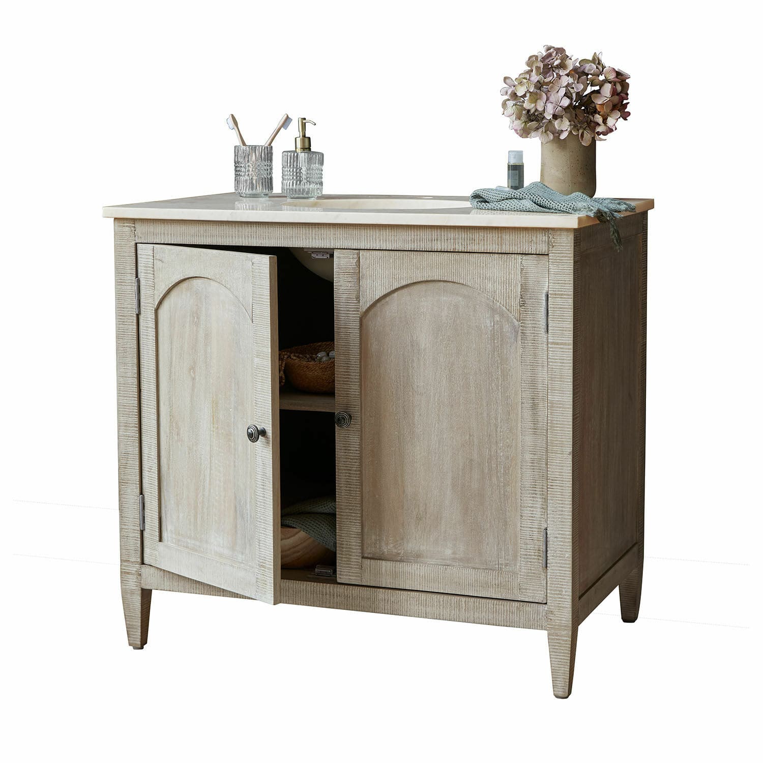 Waschtisch Strathmere Badschrank aus Holz in Naturfarbe mit Marmorplatte und Blumenarrangement