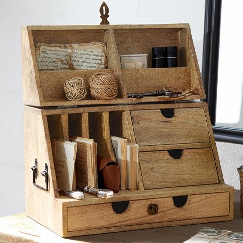Holzbox mit Fächern und Schubladen zur Aufbewahrung von Dokumenten und Büroaccessoires