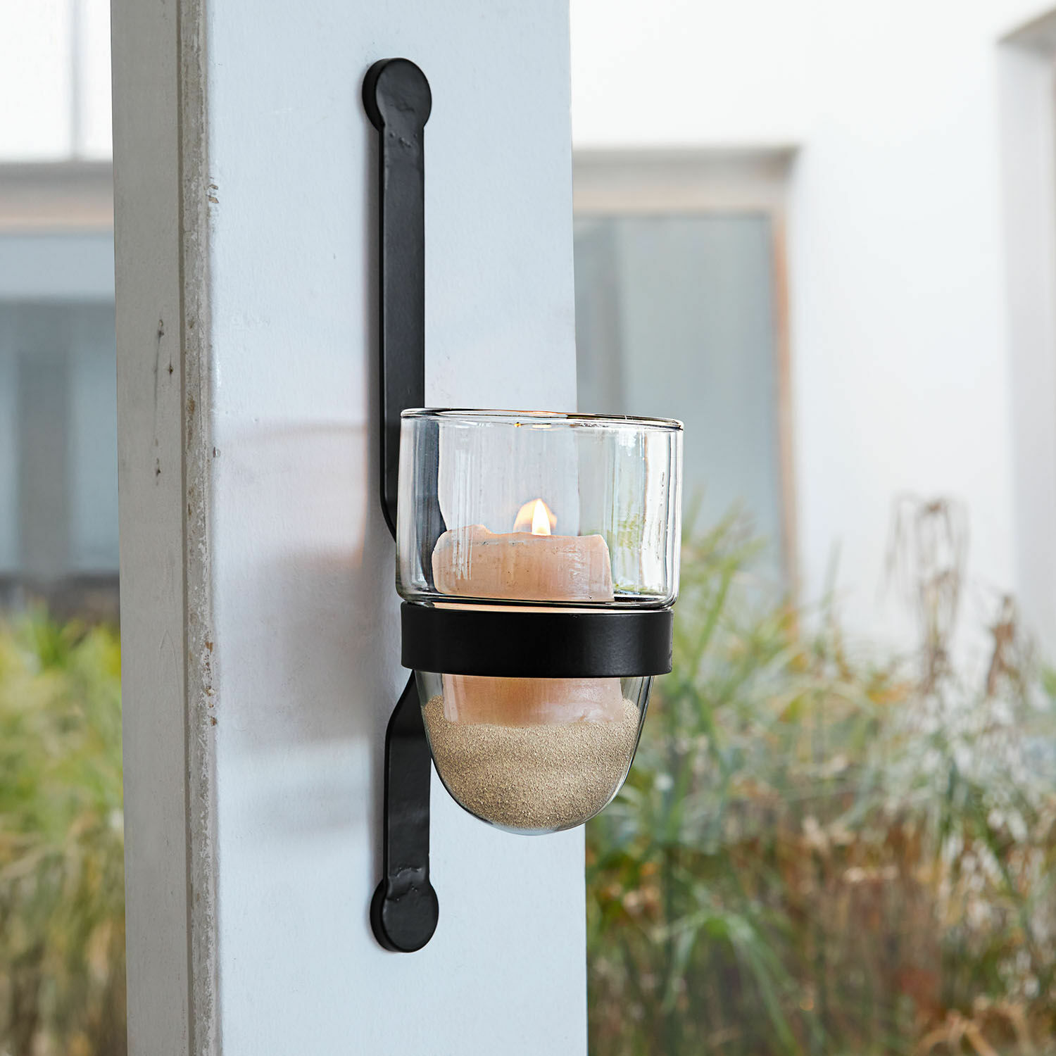 Wandkerzenhalter Astalis Schwarze Metall-Wandleuchte mit klarem Glas-Teelichthalter und brennender Dekokerze