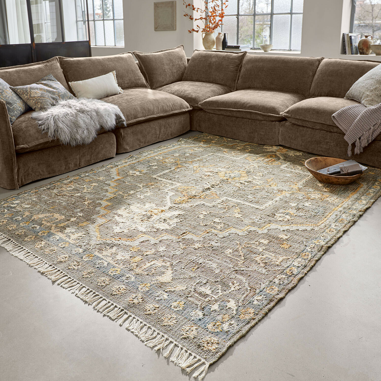 Teppich Brenrin Großer Teppich mit Fransen in beige-grauem orientalischem Muster vor brauem Ecksofa