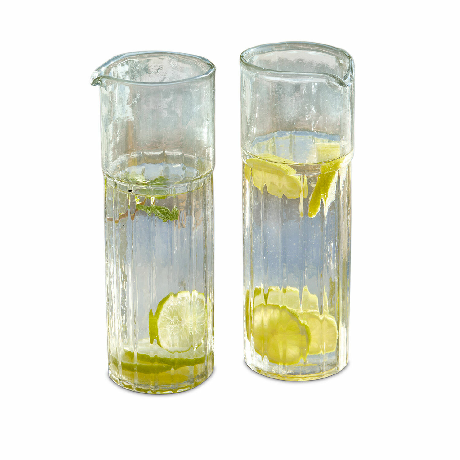 Karaffe 2er Set Roseville Zwei durchsichtige Glaskaraffen mit Wasser und Zitronenscheiben, ideal zum Servieren von Getränken.