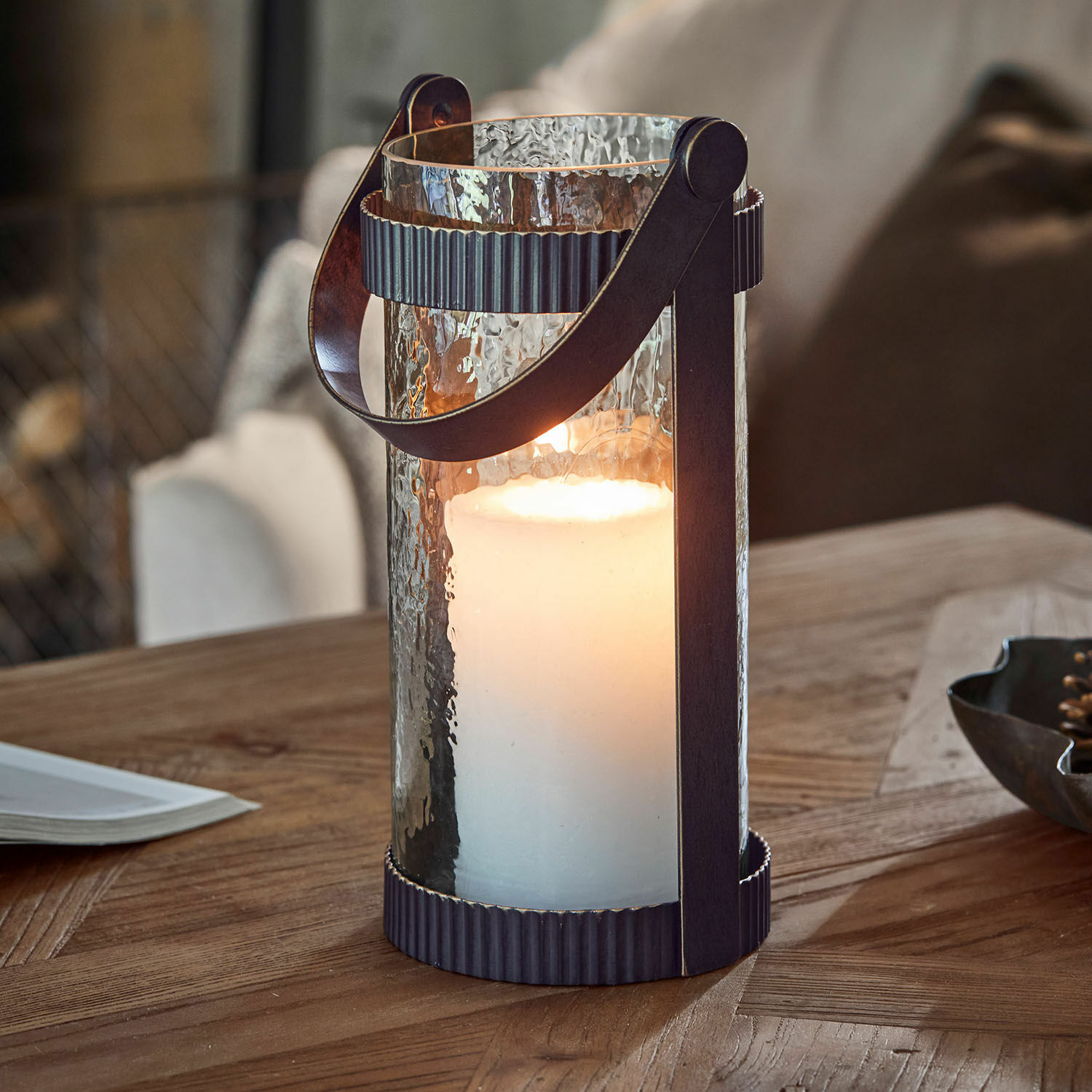 Laterne Uvelie Glaslaterne mit weißer Kerze und schwarzem Metallgriff auf Holztisch, stilvolle Wohnraumdekoration