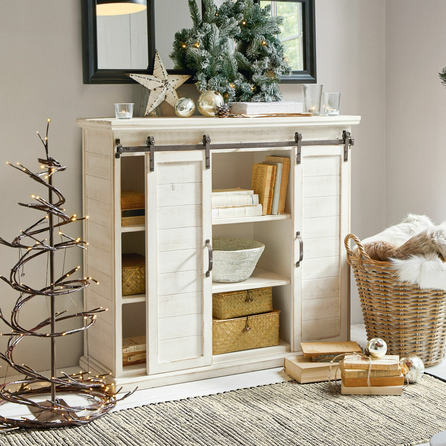 Kommode Perrin Weiße Holzkommode mit Schiebetüren und Weihnachtsdekoration in hellem Wohnzimmer