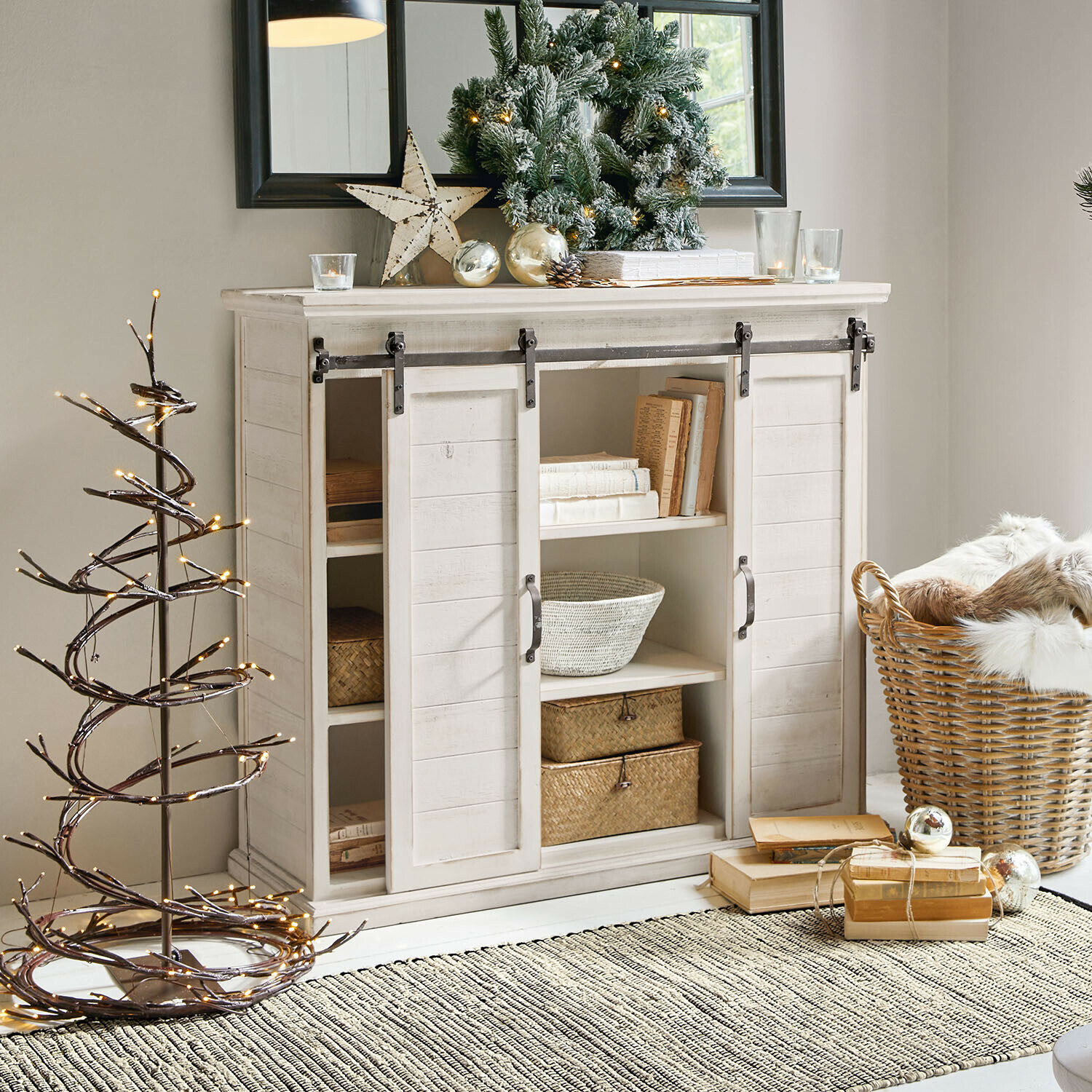 Kommode Perrin Weiße Holzkommode mit Schiebetüren und Weihnachtsdekoration in hellem Wohnzimmer