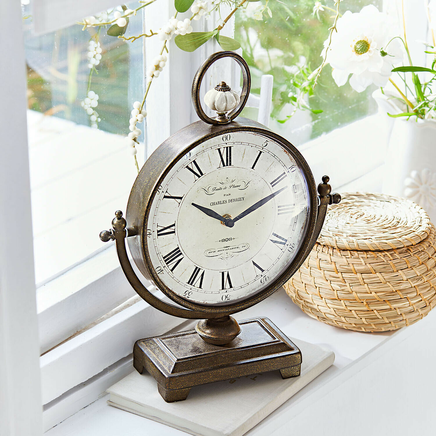 Vintage Tischuhr aus Metall mit weißem Zifferblatt und römischen Zahlen, dekoratives Wohnaccessoire