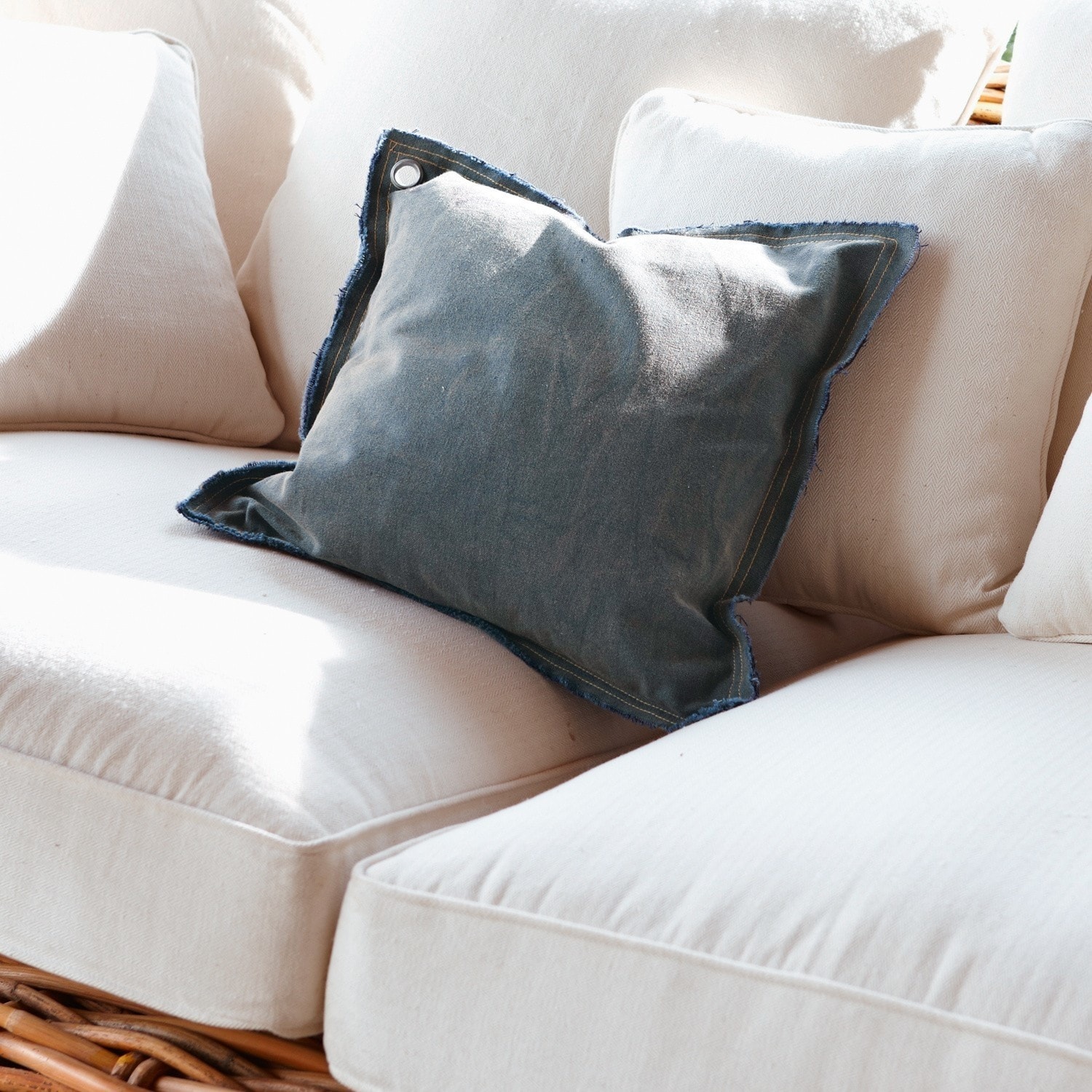 Kissen Keaton Dekoratives Kissen aus blauem Denim auf cremefarbenem Sofa aus Naturmaterial