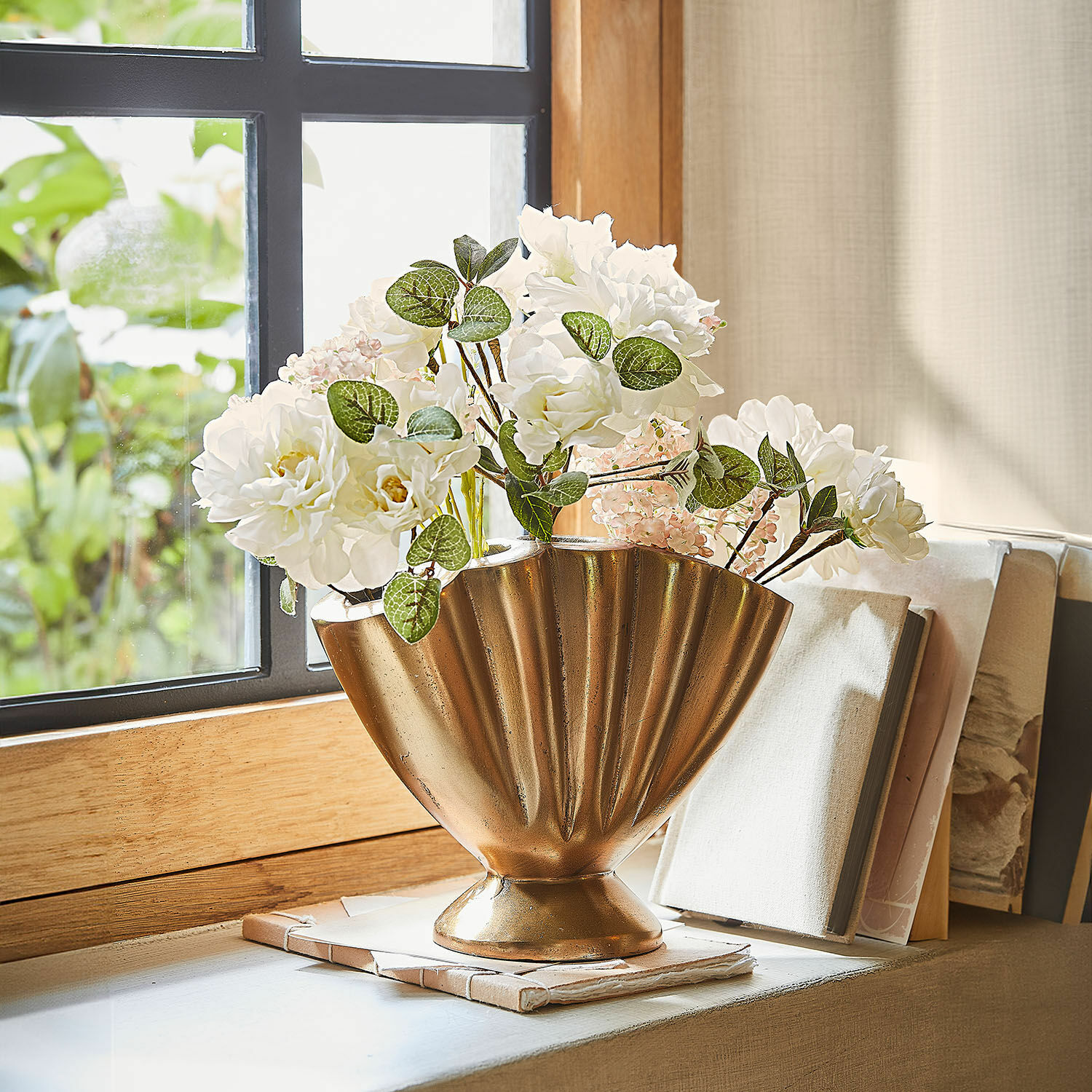 Vase Chavelot Goldene Metallvase mit weißen Blumen auf Fensterbank, stilvolle Wohnraumdekoration