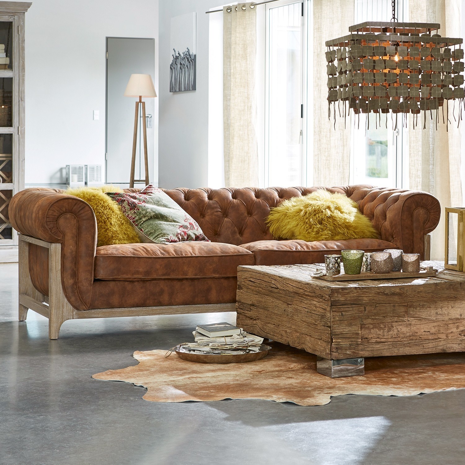 Sofa Swansboro Braunes Chesterfield-Ledersofa mit Holzrahmen und gelben Kissen in modernem Wohnzimmer