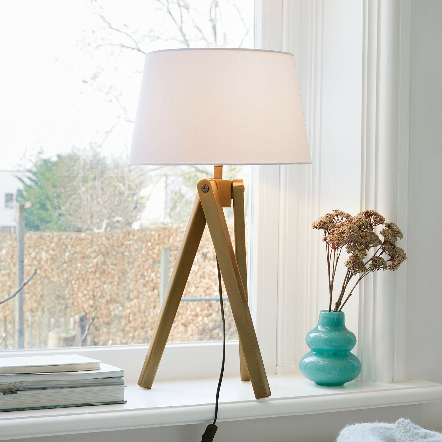 Tischlampe Kelvio Tischlampe mit Holzgestell und weißem Lampenschirm auf Fensterbank neben türkisfarbener Vase