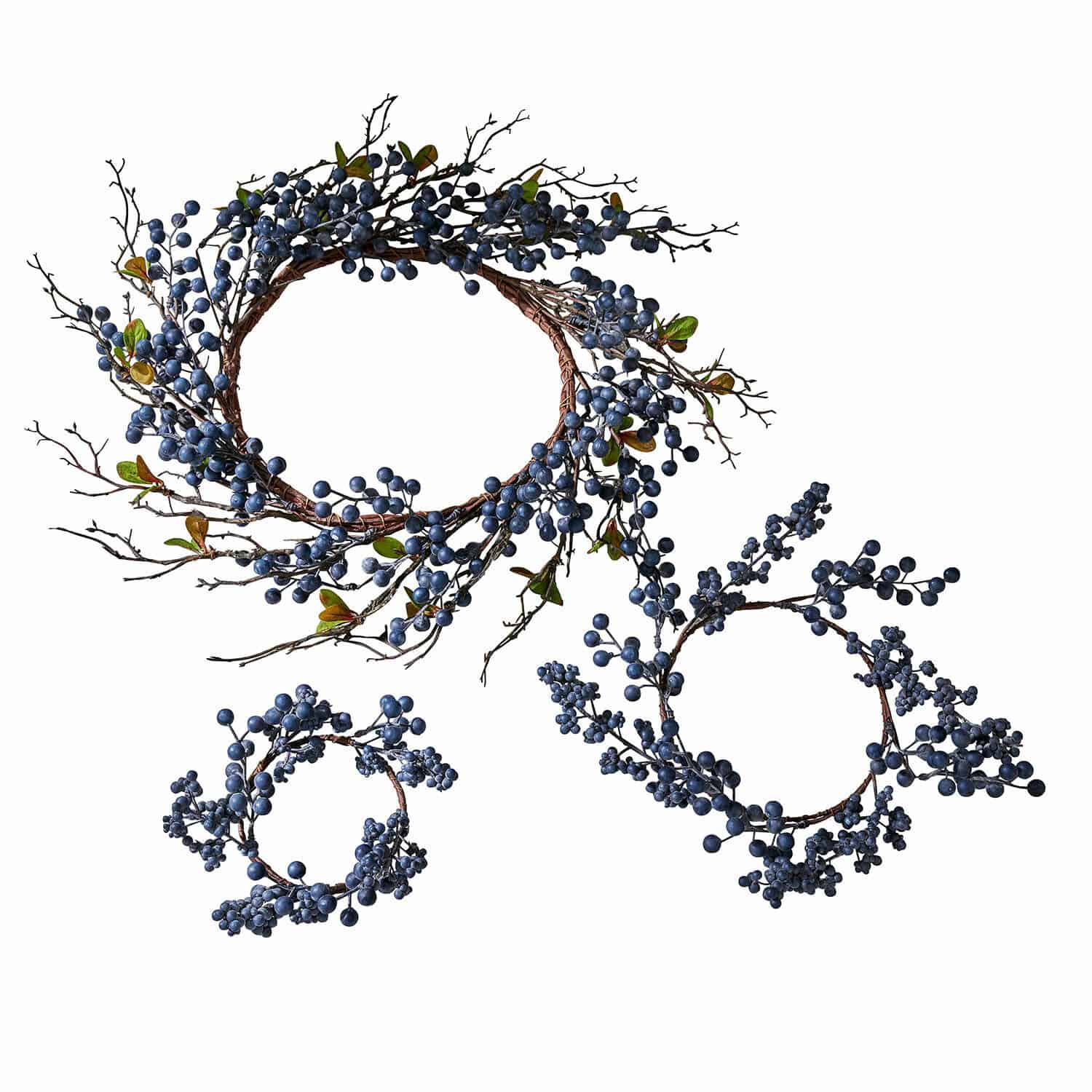 Kranz 3er Set Kireen Set aus drei dekorativen Kränzen mit Zweigen und blauen Beeren für Wohn- und Saison-Dekoration