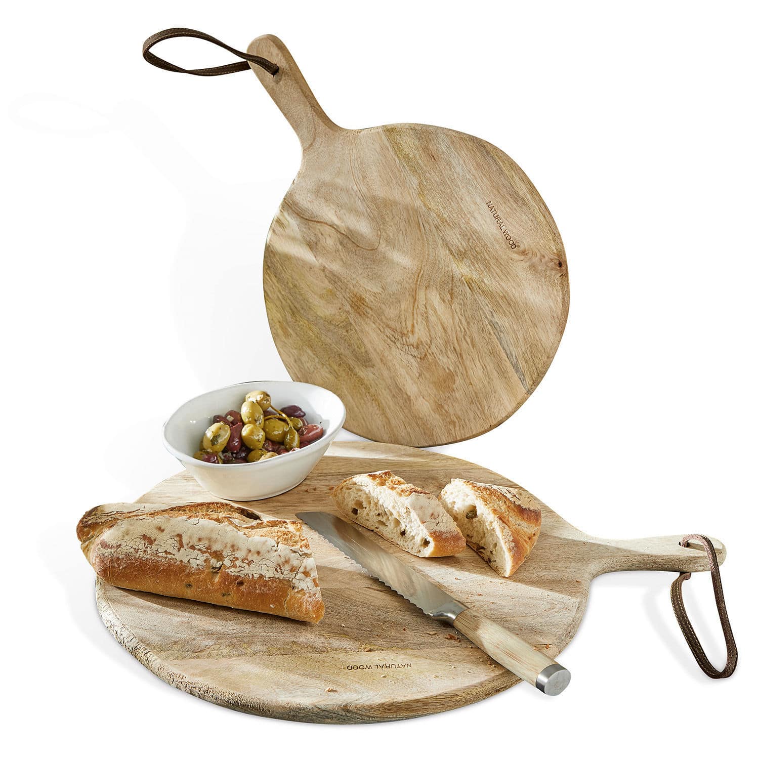 Schneidebrett 2er Set Nitra Runde Schneidebrett aus Naturholz mit Griff, Messer, Brot und Schale mit Oliven auf weißem Hintergrund