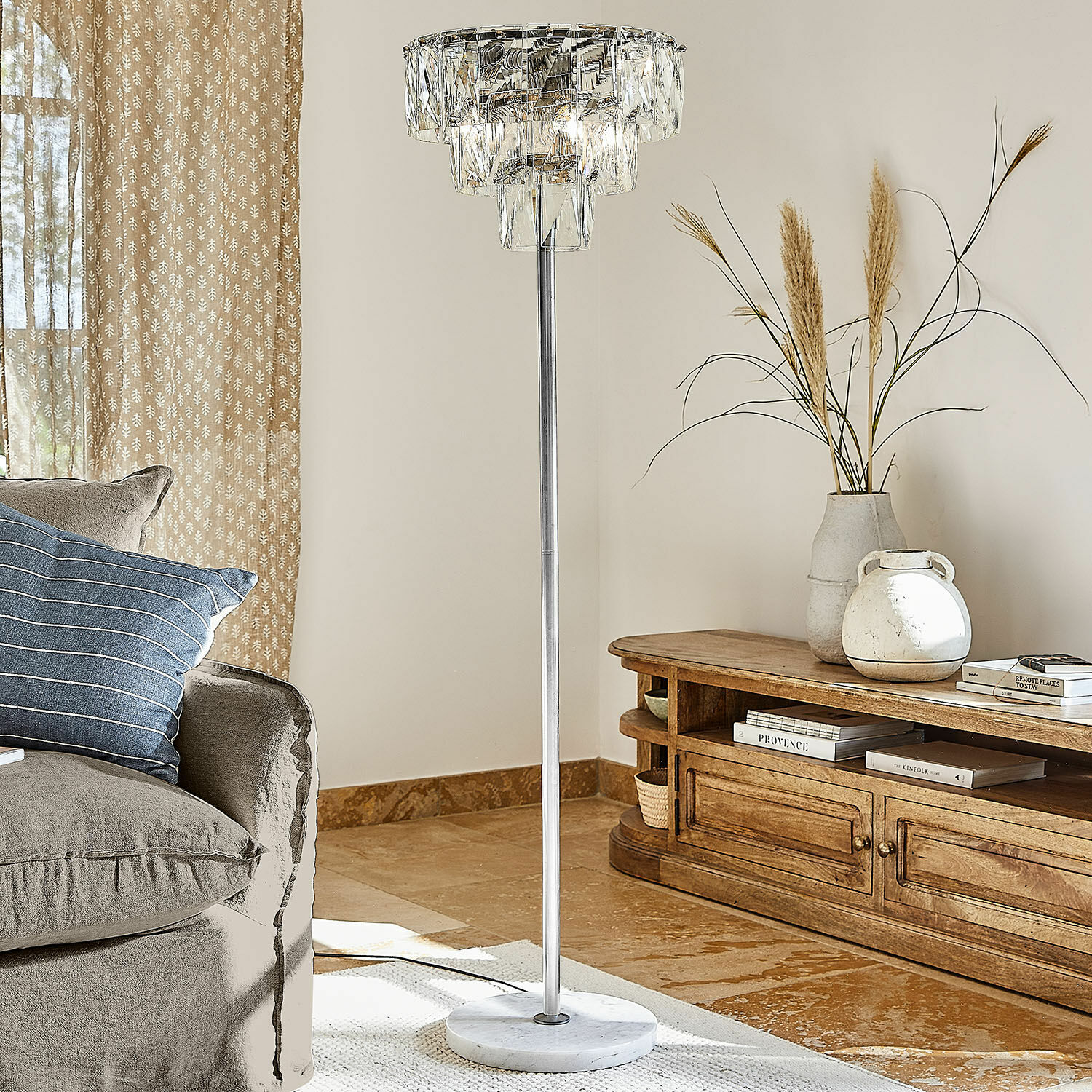 Stehlampe Crystalford Stehlampe mit Kristallschirm und Marmorfuß in modernem Wohnzimmer