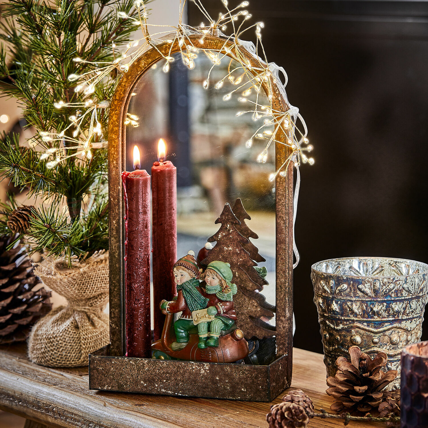 Wandkerzenhalter Telford Dekorative Metalllaterne mit Spiegel, roten Kerzen und Kinderfiguren auf Roller als Weihnachtsdeko