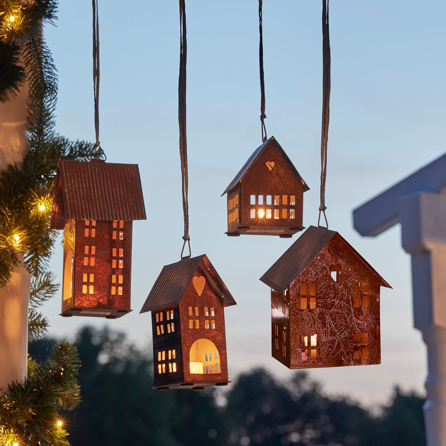 Laterne 4er Set Treyford Metall-Laternen in Hausform mit Rostoptik und Innenbeleuchtung, weihnachtliche Außen-Dekoration