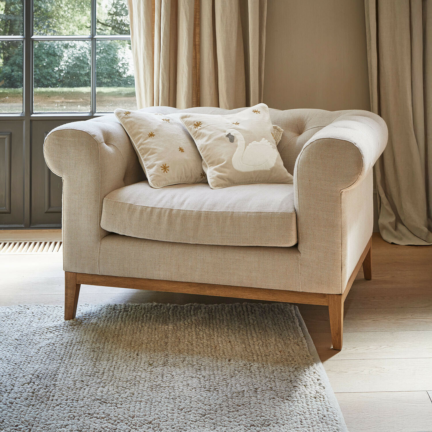Sessel Fairbourne Beiges Sofa aus Stoff mit Holzgestell und zwei dekorativen Kissen mit Schwan-Stickerei
